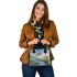 butterfly flying to the sound of guitar Shoulder Handbag