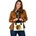 Cute smiling bee sitting on a daisy flower shoulder handbag